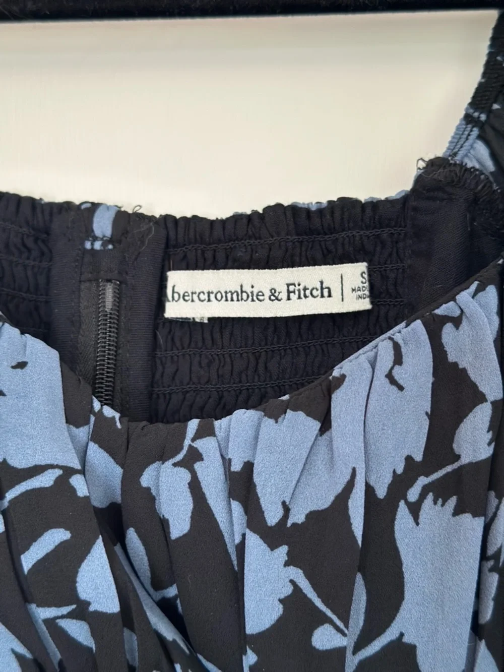 Abercrombie & Fitch Navy/Light blue floral Blouse with stretch/zipper back